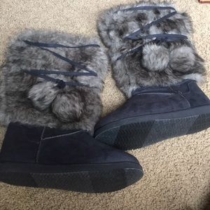 NWOT Women's Grey/Blue Furry Boots (size 10)
